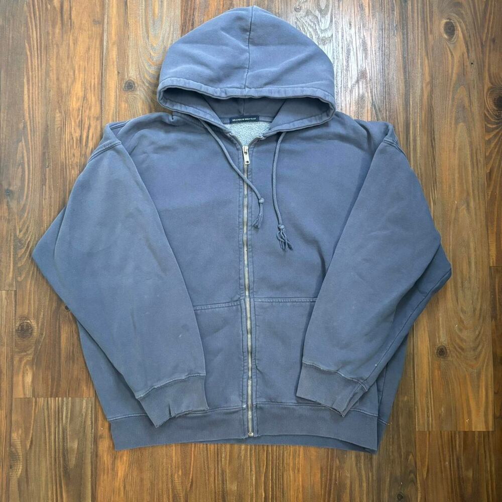 Brandy Melville Heavyweight Cotton Zip-Up Hoodie with an Oversized Fit.